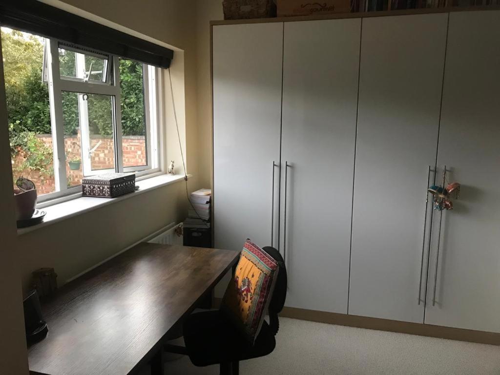 Serene Spacious Room Staines-upon-Thames Екстериор снимка