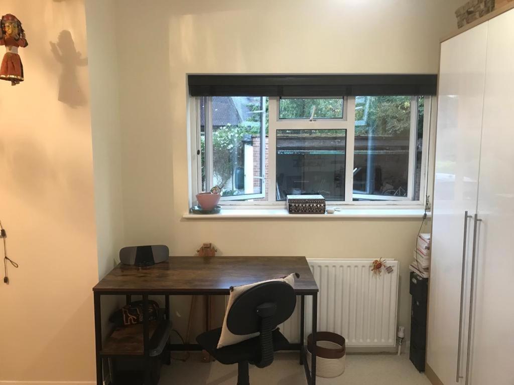 Serene Spacious Room Staines-upon-Thames Екстериор снимка