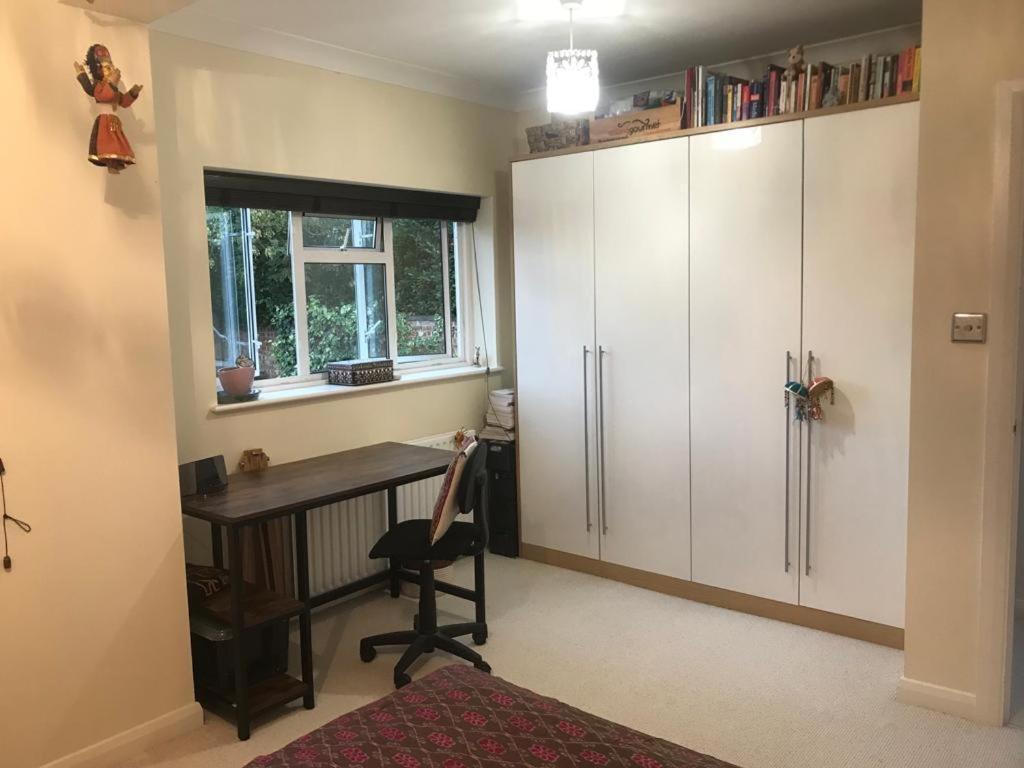 Serene Spacious Room Staines-upon-Thames Екстериор снимка