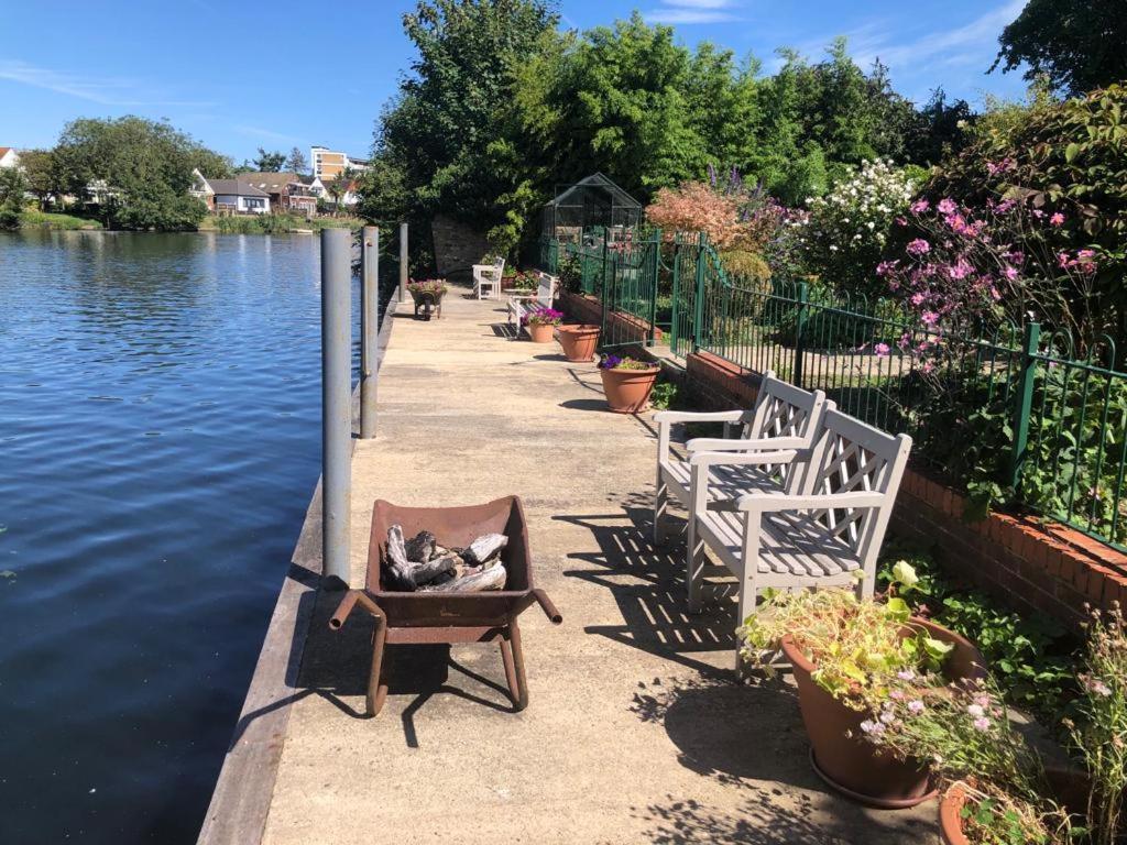 Serene Spacious Room Staines-upon-Thames Екстериор снимка