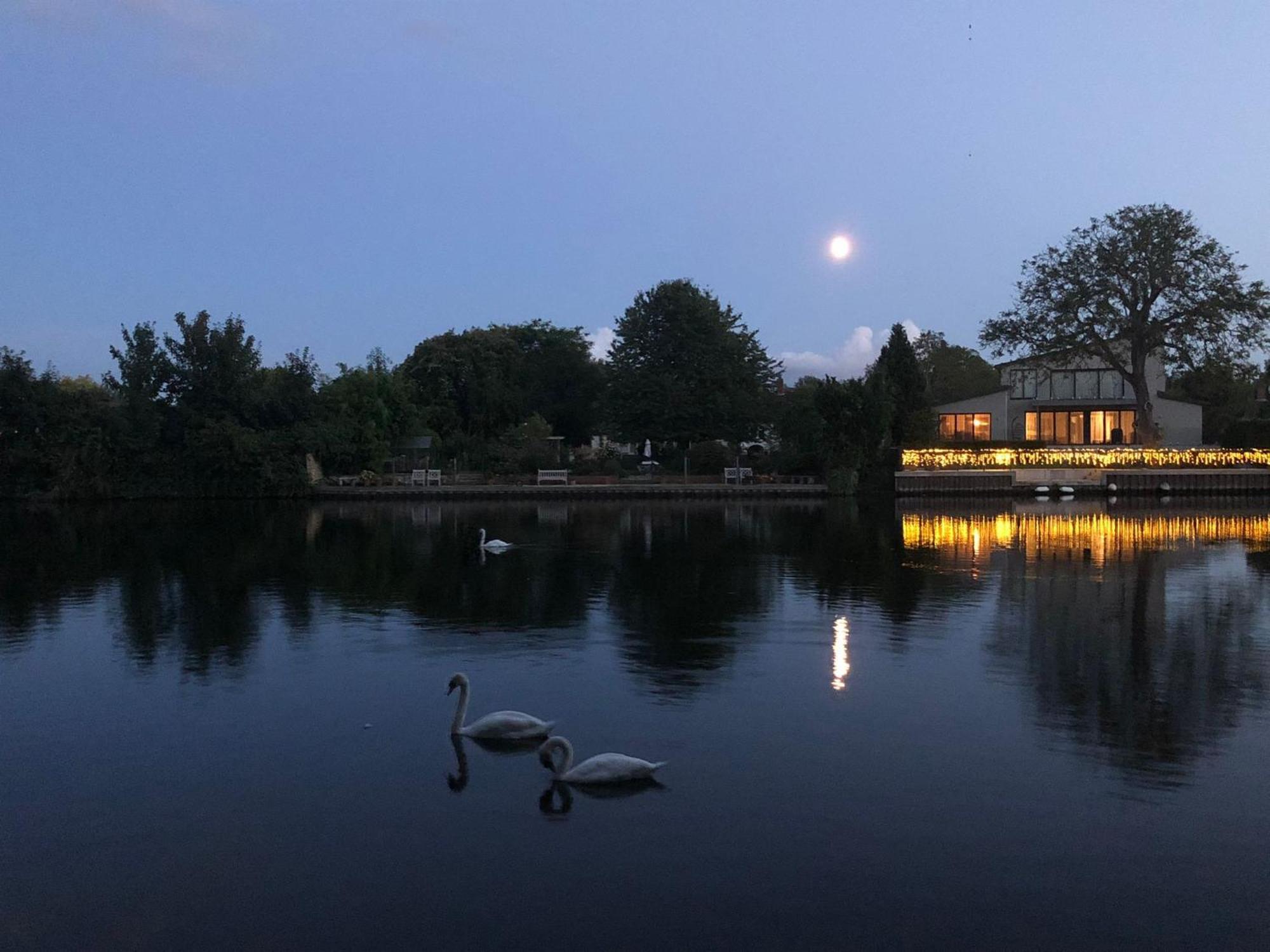 Serene Spacious Room Staines-upon-Thames Екстериор снимка