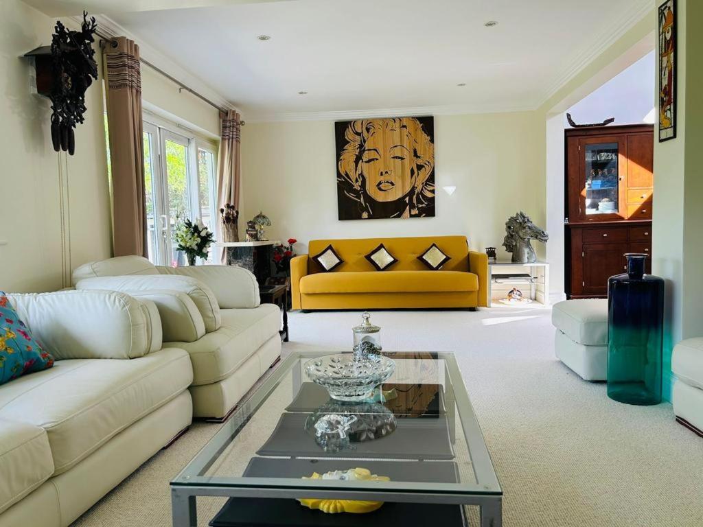 Serene Spacious Room Staines-upon-Thames Екстериор снимка